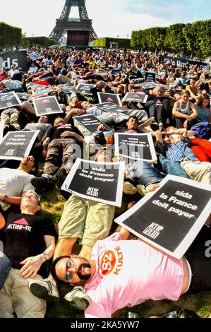 Parigi, Francia, folla di attivisti contro l'AIDS che organizzano Die-in, che si trovano sul terreno, vicino alla Torre Eiffel, Champs-de-Mars, per protestare a favore di un finanziamento supplementare contro l'AIDS da parte dei fondi internazionali contro l'AIDS, 2003 Foto Stock