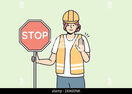 Giovane donna in uniforme che tiene in mano il segnale di stop. Donna operatrice in elmetto stand sulla strada mostra stop mano gesto. Illustrazione vettoriale. Illustrazione Vettoriale