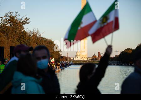 Washington, Stati Uniti. 29th Ott 2022. La gente forma una catena umana intorno alla piscina riflettente sul National Mall durante una marcia per Mahsa (Zhina) Amini, la giovane donna che è morta in custodia della polizia morale iraniana. L'evento è stato uno dei tanti a livello mondiale in cui si è formata una catena umana in solidarietà con i manifestanti iraniani. Le proteste che continuano fino alla settima settimana rappresentano la più grande minaccia per il regime islamico degli ultimi decenni. (Foto di Allison Bailey/SOPA Images/Sipa USA) Credit: Sipa USA/Alamy Live News Foto Stock