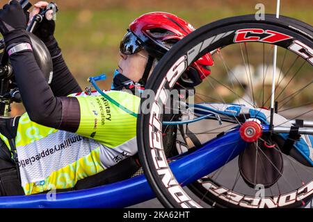 Washington, Stati Uniti. 30th Ott 2022. Un ciclista a mano sul miglio 15 della Maratona del corpo Marino del 2022. L'evento annuale attira decine di migliaia di corridori e persone provenienti da tutti i 50 stati americani e 48 paesi hanno partecipato alla gara di quest'anno. Credit: SOPA Images Limited/Alamy Live News Foto Stock