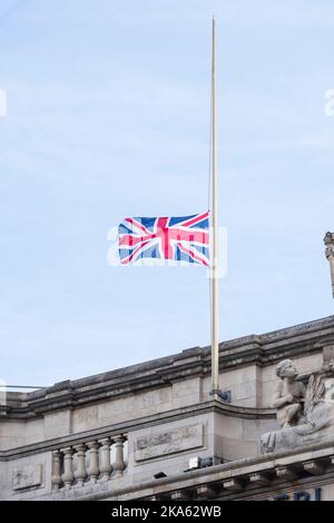 Bandiere di Union Jack che volano a metà albero, sopra Waterloo Station, per segnare la morte della regina Elisabetta II Waterloo Station, Londra, Regno Unito. 11 settembre 2022 Foto Stock