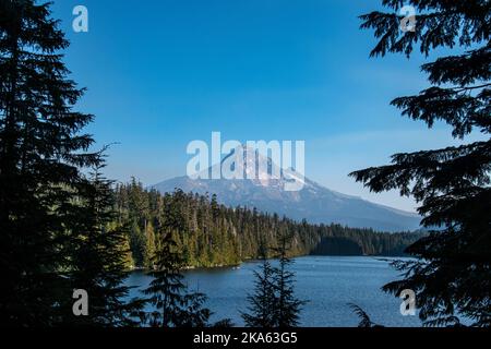 Ammira il monte Hood dalle rive del lago perduto, in una giornata soleggiata e calda. Foto Stock