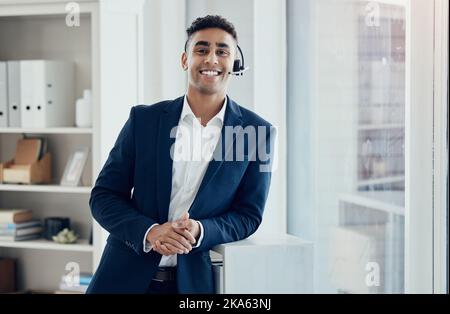 Servizio clienti, assistenza clienti e ritratto, consulenza e contatti, assistenza telemarketing e assistenza clienti. Consulente felice Foto Stock