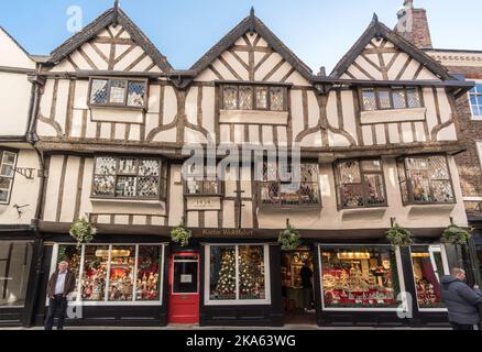 La Mulberry Hall elencata una casa del 15th ° secolo, ora negozio, a Stonegate, York, North Yorkshire, Inghilterra, Regno Unito Foto Stock