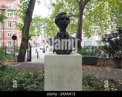 LONDRA, Regno Unito - CIRCA OTTOBRE 2022: Statua del filosofo britannico Bertrand Russell in Piazza dei leoni rossi dello scultore Marcelle Quinton circa 1980 Foto Stock