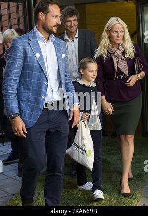 OSLO 20130913. Il principe ereditario Haakon, la principessa ereditaria mette-Marit e la principessa Ingrid Alexandra sono stati ricevuti su piste verdi quando la nuova casa ambiente ha aperto a Oslo venerdì. La nuova casa dell'ambiente si trova in via Mariboes, nel centro di Oslo, e contiene molte delle più importanti organizzazioni norvegesi per l'ambiente e lo sviluppo, tra cui l'Associazione per la protezione della natura, la Fondazione per la foresta pluviale e lo sviluppo. Foto: Berit Roald/NTB scanpix Foto Stock