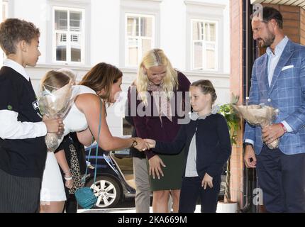 OSLO 20130913. Il principe ereditario Haakon, la principessa ereditaria mette-Marit e la principessa Ingrid Alexandra sono stati ricevuti su piste verdi quando la nuova casa ambiente ha aperto a Oslo venerdì. La nuova casa dell'ambiente si trova in via Mariboes, nel centro di Oslo, e contiene molte delle più importanti organizzazioni norvegesi per l'ambiente e lo sviluppo, tra cui l'Associazione per la protezione della natura, la Fondazione per la foresta pluviale e lo sviluppo. Foto: Berit Roald/NTB scanpix Foto Stock