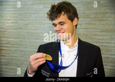 Magnus Carlsen si pone con la medaglia dopo la cerimonia di premiazione all'Hyatt Regency Hotel. Carlsen è il nuovo campione mondiale di scacchi dopo aver vinto il titolo di campionato a Chennai, India, venerdì 22 novembre 2013. Foto Stock