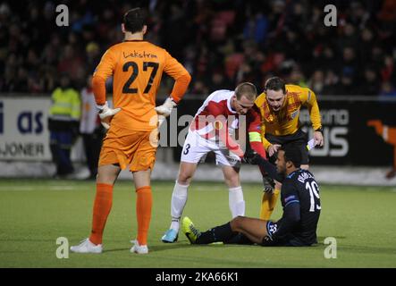 Jaroslaw Fojut di Tromsoe e l'arbitro Ievgenii Aronovskyi aiutano Mousa Dembele di Tottenham. Partita terminata 0 - 2. Foto Stock