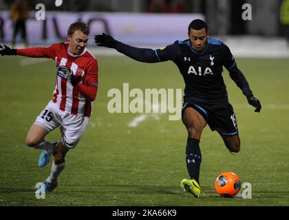 Magnus Andersen di Tromso in duello con Mousa Dembele di Tottenham Hotspur. Foto Stock