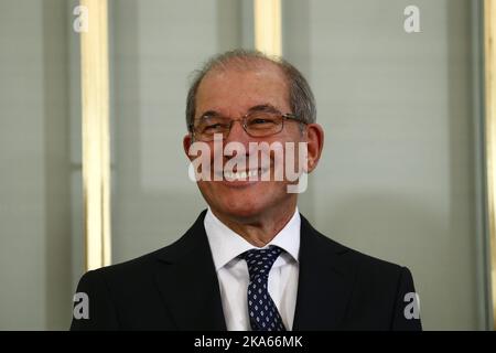 Oslo, 20131209: Ahmet Üzümcü (centro), direttore generale dell'OPCW, si rivolge a una conferenza stampa presso l'Istituto Nobel, dove l'OPCW (Organizzazione per il divieto delle armi chimiche) riceverà il premio Nobel per la pace del 2013 attribuito per i suoi estesi sforzi volti a eliminare le armi chimiche. Foto: Heiko Junge Foto Stock