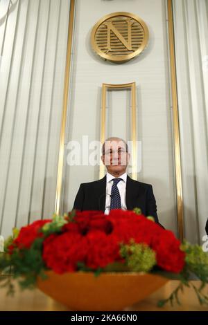 Oslo, 20131209: Ahmet Üzümcü (centro), direttore generale dell'OPCW, si rivolge a una conferenza stampa presso l'Istituto Nobel, dove l'OPCW (Organizzazione per il divieto delle armi chimiche) riceverà il premio Nobel per la pace del 2013 attribuito per i suoi estesi sforzi volti a eliminare le armi chimiche. Foto: Heiko Junge Foto Stock