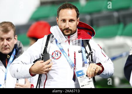 Sochi, Russia 20140211. Il principe ereditario norvegese Haakon ha assistito alla prima gara di salto con gli sci femminile nella storia olimpica nelle Olimpiadi invernali di Sochi 2014, Sochi, Russia, nel Russki Gorki Jumping Center, 11th febbraio 2014. Foto: Heiko Junge / NTB scanpix Foto Stock