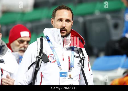 Sochi, Russia 20140211. Il principe ereditario norvegese Haakon ha assistito alla prima gara di salto con gli sci femminile nella storia olimpica nelle Olimpiadi invernali di Sochi 2014, Sochi, Russia, nel Russki Gorki Jumping Center, 11th febbraio 2014. Foto: Heiko Junge / NTB scanpix Foto Stock