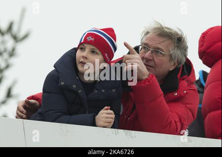 La famiglia reale norvegese visita Holmenkollen alla Coppa del mondo di sci, guardando il salto con gli sci. Da sinistra: Principessa Ingrid Alexandra e Fabian Stang, sindaco di Oslo. Foto Stock