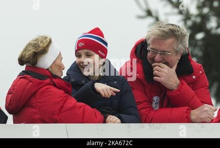 La famiglia reale norvegese visita Holmenkollen alla Coppa del mondo di sci, guardando il salto con gli sci. Da sinistra: Regina Sonja, Principessa Ingrid Alexandra e Fabian Stang, Sindaco di Oslo. Foto Stock