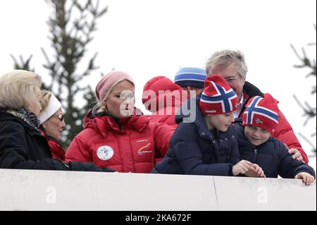 La famiglia reale norvegese visita Holmenkollen alla Coppa del mondo di sci, guardando il salto con gli sci. Da sinistra: Principessa Beatrix of Netherland, regina Sonja, principessa Crown mette Marit., principessa Ingrid Alexandra e principe Sverre Magnus. Dietro di loro c'è Fabian Stang, sindaco di Oslo. Foto Stock