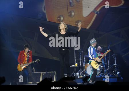 Mick Jagger e The Rolling Stones si esibiscono durante un concerto presso la Telenor Arena di Fornebu a Baerum, a sud di Oslo, lunedì 26 maggio 2014. Foto Stock