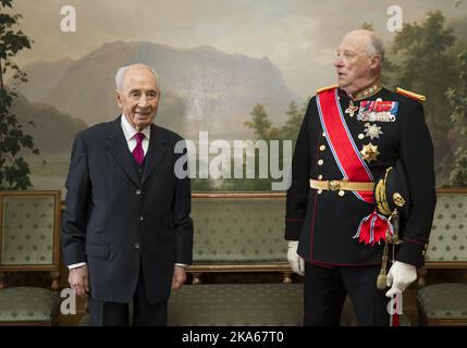 Visita di Stato da Israele: Sua Maestà il re di Norvegia Harald ospita un pranzo ufficiale in onore del presidente Shimon Peres al Palazzo reale di Oslo. Saranno presenti anche le loro altezze reali, il principe ereditario Haakon e la principessa ereditaria mette-Marit e la principessa Astrid, Mrs ferner. Nella foto: Il presidente Shimon Peres e il re Harald. Foto Stock