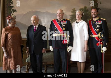 Visita di Stato da Israele: Sua Maestà il re di Norvegia Harald ospita un pranzo ufficiale in onore del presidente Shimon Peres al Palazzo reale di Oslo. Saranno presenti anche le loro altezze reali, il principe ereditario Haakon e la principessa ereditaria mette-Marit e la principessa Astrid, Mrs ferner. Nella foto: Principessa Astrid, presidente Shimon Peres, re Harald, principessa della Corona mette-Marit e principe ereditario Haakon. Foto Stock