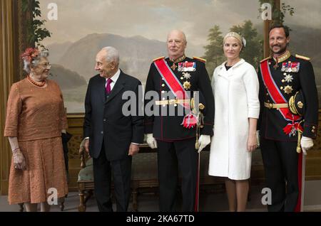 Visita di Stato da Israele: Sua Maestà il re di Norvegia Harald ospita un pranzo ufficiale in onore del presidente Shimon Peres al Palazzo reale di Oslo. Saranno presenti anche le loro altezze reali, il principe ereditario Haakon e la principessa ereditaria mette-Marit e la principessa Astrid, Mrs ferner. Nella foto: Principessa Astrid, presidente Shimon Peres, re Harald, principessa della Corona mette-Marit e principe ereditario Haakon. Foto Stock