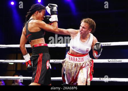 COPENAGHEN, DANIMARCA 20140914. Cecilia Braekhus (32) è stata superiore contro la campionessa IBF Ivana Habazin e ha vinto come prima boxer femminile la sua quarta cintura da campionato del mondo sabato sera. 'First Lady' di Bergen ha dimostrato ancora una volta di essere la migliore pugile femminile. Foto: Heiko Junge/ Foto Stock
