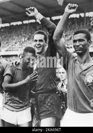 FILE - in questo 29 giugno 1958 file foto il 17 brasiliano Pele, di sinistra, piange sulla spalla del portiere Gilmar Dos Santos Neves, dopo la vittoria del Brasile 5-2 sulla Svezia nella loro finale di Coppa del mondo partita di calcio, a Stoccolma, Svezia. Il Didi del Brasile è a destra. In questo giorno: Il Brasile vince la prima Coppa del mondo con Pele che guadagna due volte. (Foto/file AP) Foto Stock