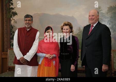 Oslo 20141210: I premi Nobel per la pace Kailash Satyarthi e Malala Yousafzai, la regina Sonja e il re Harald posano al Palazzo reale di Oslo, 10 dicembre 2014. Foto di Audun Braastad, POOL/ Foto Stock