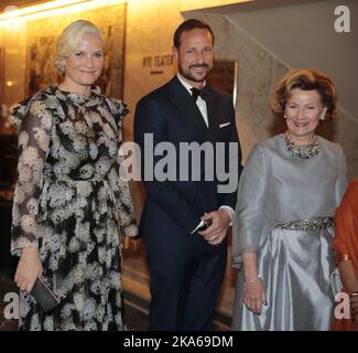 Oslo 20141210. Premio Nobel per la pace 2014. La Principessa Crown mette-Marit, il Principe ereditario Haakon e la Regina Sonja al banchetto del Premio Nobel per la Pace al Grand Hotel di Oslo. Foto: Lise Aaserud/ Foto Stock