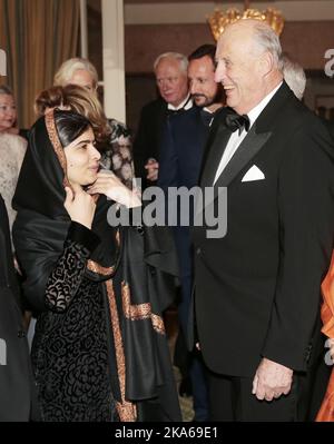 Oslo 20141210. Premio Nobel per la pace 2014. Malala Yousafzai e King Harald al banchetto del Premio Nobel per la Pace al Grand Hotel di Oslo. Foto: Lise Aaserud/ Foto Stock
