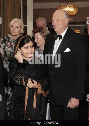 Oslo 20141210. Premio Nobel per la pace 2014. Malala Yousafzai e King Harald al banchetto del Premio Nobel per la Pace al Grand Hotel di Oslo. Foto: Lise Aaserud/ Foto Stock