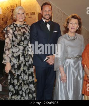 Oslo 20141210. Premio Nobel per la pace 2014. La Principessa Crown mette-Marit, il Principe ereditario Haakon e la Regina Sonja al banchetto del Premio Nobel per la Pace al Grand Hotel di Oslo. Foto: Lise Aaserud/ Foto Stock