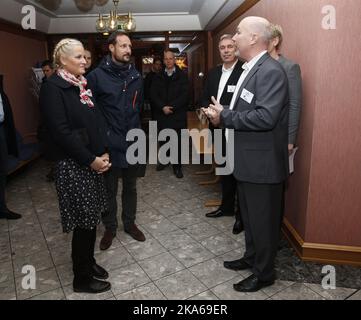 Oslo 20141217. Il principe ereditario Haakon e la principessa ereditaria mette-Marit di Norvegia in visita al centro di contatto della Croce Blu di Oslo mercoledì 17 dicembre. Prepareranno e serviranno cibo alle persone svantaggiate a Oslo. Foto: Terje Bendiksby/ Foto Stock