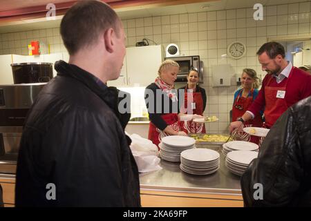 Oslo 20141217. Il principe ereditario Haakon e la principessa ereditaria mette-Marit di Norvegia in visita al centro di contatto della Croce Blu di Oslo mercoledì 17 dicembre. Prepareranno e serviranno cibo alle persone svantaggiate a Oslo. Foto: Terje Bendiksby/ Foto Stock