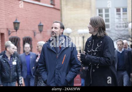 Oslo 20141217. Il principe ereditario Haakon e la principessa ereditaria mette-Marit di Norvegia in visita al centro di contatto della Croce Blu di Oslo mercoledì 17 dicembre. Prepareranno e serviranno cibo alle persone svantaggiate a Oslo. Foto: Terje Bendiksby/ Foto Stock