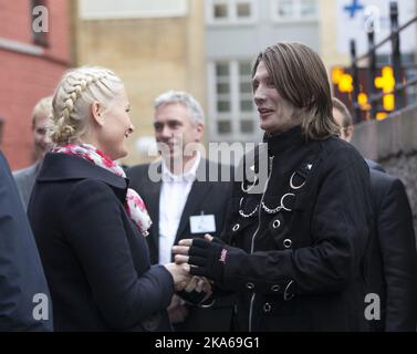 Oslo 20141217. Il principe ereditario Haakon e la principessa ereditaria mette-Marit di Norvegia in visita al centro di contatto della Croce Blu di Oslo mercoledì 17 dicembre. Prepareranno e serviranno cibo alle persone svantaggiate a Oslo. Foto: Terje Bendiksby/ Foto Stock