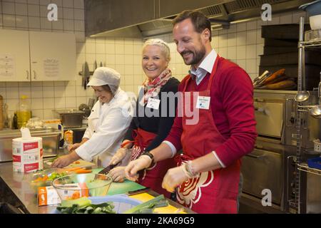 Oslo 20141217. Il principe ereditario Haakon e la principessa ereditaria mette-Marit di Norvegia in visita al centro di contatto della Croce Blu di Oslo mercoledì 17 dicembre. Prepareranno e serviranno cibo alle persone svantaggiate a Oslo. Foto: Terje Bendiksby/ Foto Stock