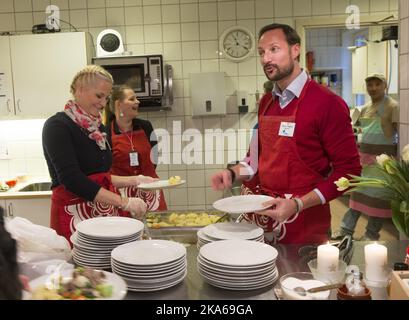 Oslo 20141217. Il principe ereditario Haakon e la principessa ereditaria mette-Marit di Norvegia in visita al centro di contatto della Croce Blu di Oslo mercoledì 17 dicembre. Prepareranno e serviranno cibo alle persone svantaggiate a Oslo. Foto: Terje Bendiksby/ Foto Stock