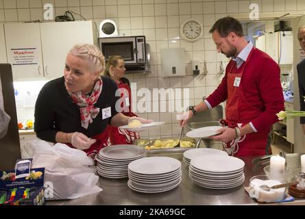 Oslo 20141217. Il principe ereditario Haakon e la principessa ereditaria mette-Marit di Norvegia in visita al centro di contatto della Croce Blu di Oslo mercoledì 17 dicembre. Prepareranno e serviranno cibo alle persone svantaggiate a Oslo. Foto: Terje Bendiksby/ Foto Stock