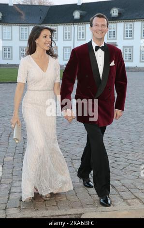 COPENAGHEN, DANIMARCA 20150416. Principessa Marie e Principe Joachim arrivano al Palazzo Fredensborg fuori Copenhagen, Danimarca la regina Margrethe festeggia il suo 75th° compleanno il giovedì sera. La principessa i indossa un abito bianco e una borsa a tracolla. Foto: Lise Aaserud / NTB scanpix Foto Stock