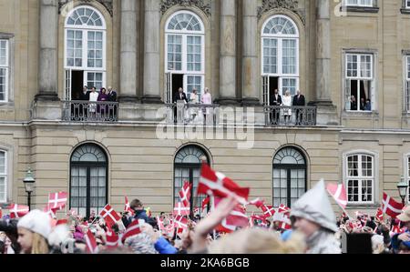 COPENAGHEN, DANIMARCA 20150416. Il palazzo di Amalienborg a Copenaghen celebra il 75th° compleanno della regina Margrethe il giovedì. Ospiti reali e pubblico presente. Crown Prince Haakon, kronrinsesse mette-Marit e King Harald th balcone. TV kronprinsesse Victoria, Principe Daniele, Regina Silvia, Re Carl Gustaf, ex-Re Costantino, Regina Anna-Marie e Principessa Benedicte. Foto: Lise Aaserud / NTB scanpix Foto Stock