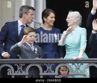 COPENAGHEN, DANIMARCA 20150416. Principessa Josephine, Principe Vincenzo, Principessa Isabella, Principe Cristiano, Principessa Corona Maria, Crown Prince Frederik sul balcone insieme alla regina Margrethe. Il palazzo di Amalienborg a Copenaghen celebra il 75th° compleanno della regina Margrethe il giovedì. Ospiti reali e pubblico presente. Foto: Lise Aaserud / NTB scanpix Foto Stock