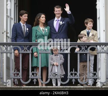 COPENAGHEN, DANIMARCA 20150416. Principessa Athena, Principe Henrik, Principe Felix, Principe Nikolai, Principessa Marie e Principe Joachim sul balcone. Il palazzo di Amalienborg a Copenaghen celebra il 75th° compleanno della regina Margrethe il giovedì. Ospiti reali e pubblico presente. Foto: Lise Aserud / NTB scanpix Foto Stock