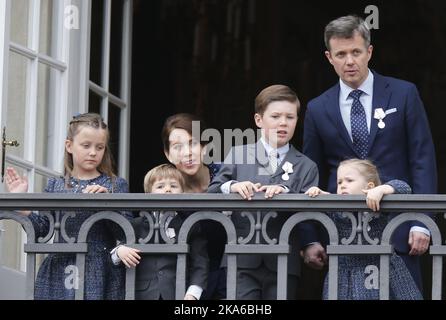 COPENAGHEN, DANIMARCA 20150416. Principessa Josephine, Principe Vincenzo, Principessa Isabella, Principe Cristiano, Corona Maria, Il principe ereditario Frederik balkongen. Il castello di Amalienborg a Copenaghen celebra il 75th° compleanno della regina Margrethe il giovedì. Ospiti reali e pubblico presente. Foto: Lise Aaserud / NTB scanpix Foto Stock