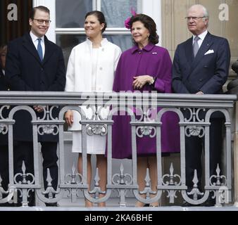 COPENAGHEN, DANIMARCA 20150416. Il palazzo di Amalienborg a Copenaghen celebra il 75th° compleanno della regina Margrethe il giovedì. Ospiti reali e pubblico presente. Crown Princess Victoria, Prince Daniel, Queen Silvia e King Carl Gustaf di Svezia sul balcone. Foto: Lise Aaserud / NTB scanpix Foto Stock