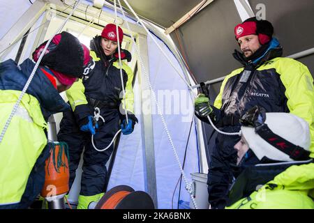 Vicino al Polo Nord 20150422. Il principe ereditario Haakon e la principessa ereditaria mette-Marit imparano come l'acqua più calda dell'Atlantico contribuisca alla fusione della calotta polare di ghiaccio. La coppia sta visitando la nave di ricerca norvegese 'Lance' per saperne di più su ciò che i ricercatori fanno e come può contribuire a migliorare i modelli climatici. Foto: Tore Meeke / NTB scanpix Foto Stock