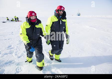 Vicino al Polo Nord 20150422. Il principe ereditario Haakon e la principessa ereditaria mette-Marit camminano di pari passo sul ghiaccio vicino alla nave di ricerca 'Lance' nell'Oceano Artico. La coppia sta imparando che cosa gli scienziati di clima stanno facendo. Foto: Tore Meeke / NTB scanpix Foto Stock