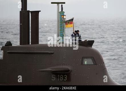 Bergen, Norvegia 20150504. Esercizio sottomarino della NATO, esercizio dinamico Mongoose 2015, che si svolge in questi giorni nelle acque al largo di Bergen. Ecco il sottomarino tedesco U33. Foto: Marit Hommedal / NTB scanpix Foto Stock