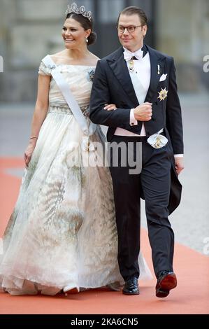 STOCCOLMA, SVEZIA 20150613. Matrimonio tra il principe Carl Philip e Sofia Hellqvist. La Principessa Vittoria della Corona e il Principe Daniele arrivano alla Cappella reale nel Palazzo reale di Stoccolma per partecipare alle nozze del principe di sabato. La Principessa della Corona indossa un abito da H&M e il Connaught Diamond Tiara Foto: Jon Olav Nesvold / NTB scanpix Foto Stock