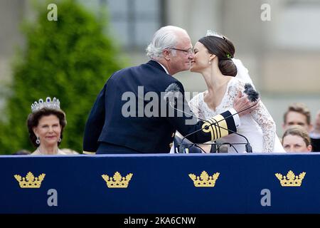 STOCCOLMA, SVEZIA 20150613. Matrimonio tra il principe Carl Philip e Sofia Hellqvist. La sposa novella Principessa Sofia abbraccia il re Carlo XVI Gustaf fuori dal Palazzo reale di Stoccolma durante il matrimonio del principe di sabato. Sfondo: Regina Silvia. Foto: Jon Olav Nesvold / NTB scanpix Foto Stock